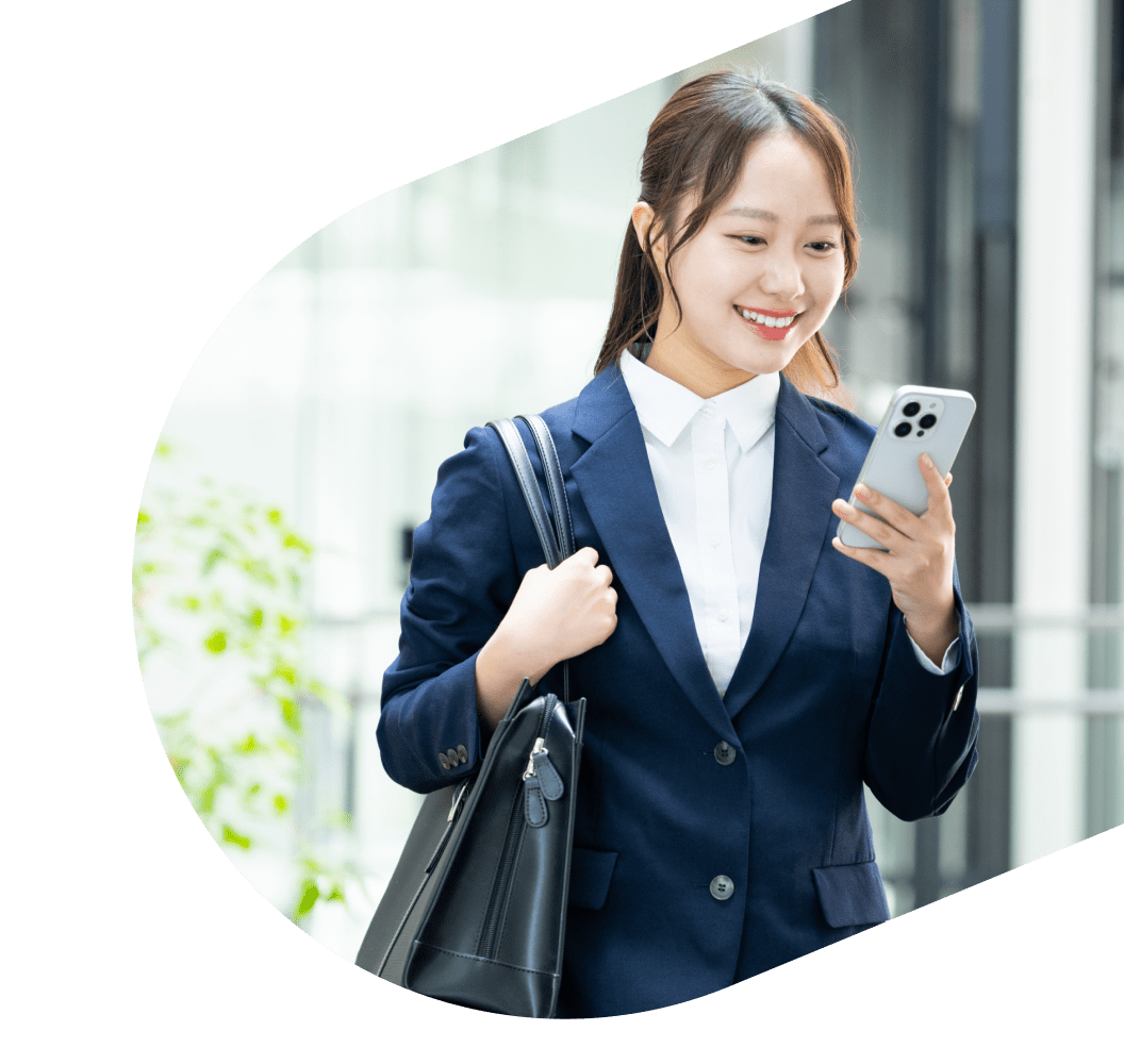 求職者がスマホを見ている構図