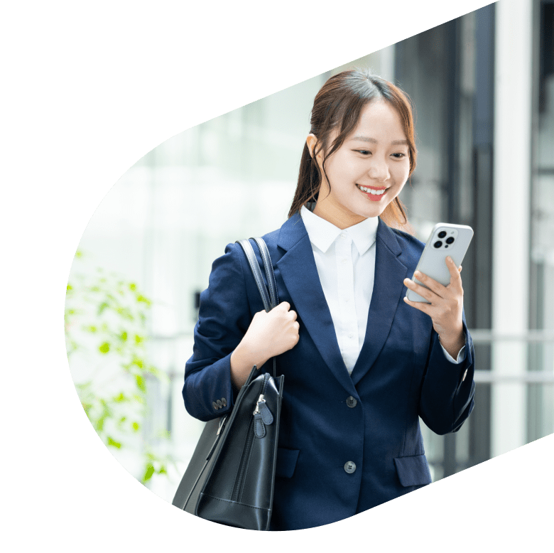 求職者がスマホを見ている構図