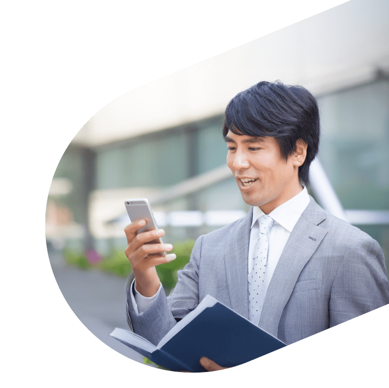 求職者がスマホを見ている構図