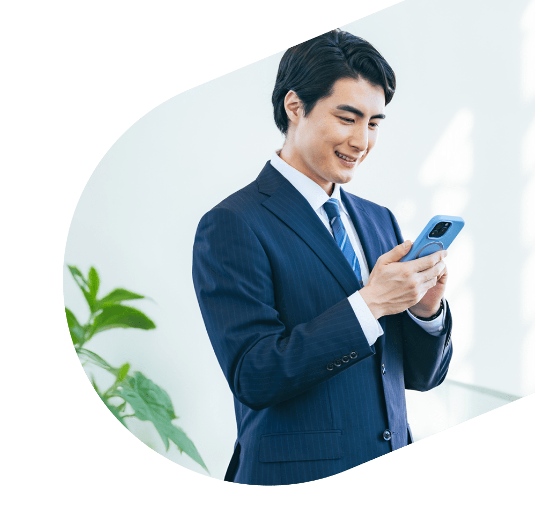 求職者がスマホを見ている構図