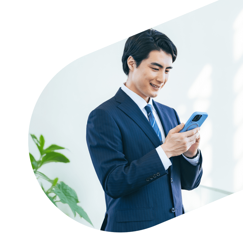 求職者がスマホを見ている構図